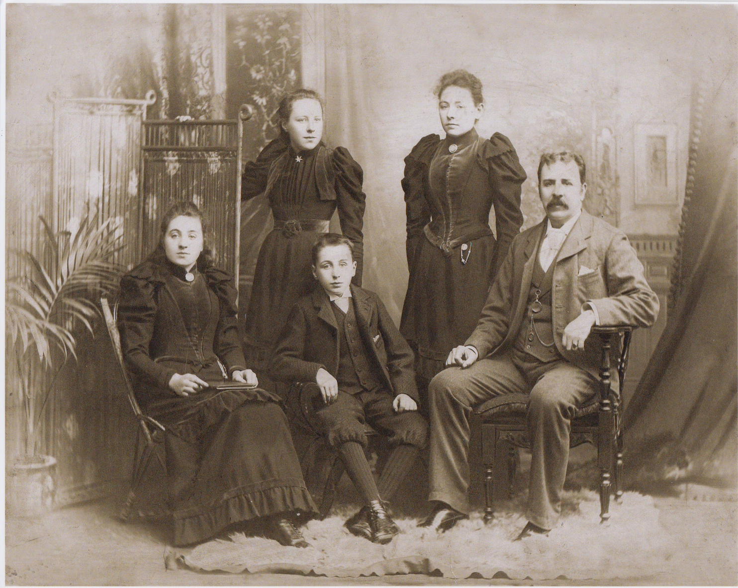 1891 Michael Murray with children Agnes, Rose, Annie & Thomas from John Holloway 07 11 2017 sm 50